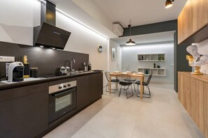 Kühlschrank, Ofen, Herdplatte, Wasserkocher mit Kaffee-/Teezubehör
