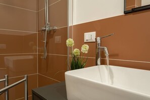 Shower, hair dryer, towels, shampoo - Battle Kitchen Loft S (Milano)
