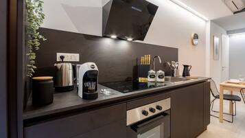 KĂŒhlschrank, Ofen, Herdplatte, Wasserkocher mit Kaffee-/Teezubehör