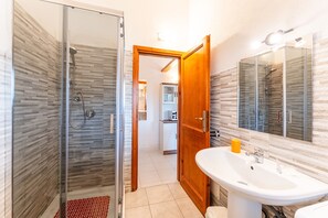 Classic Apartment | Bathroom | Shower, rainfall showerhead, hair dryer, bidet