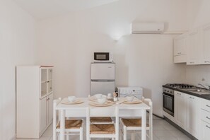 舒适公寓 | 私人厨房 | 冰箱、微波炉、意式浓缩咖啡机、电热水壶