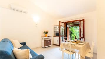 Leilighet – comfort | Oppholdsområde | En 28-tommers Flatskjerm-TV med kabel-kanaler samt TV