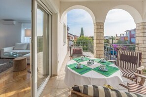 Outdoor dining - Elegant 2-bedroom apartment with balcony in Rovinj (Rovinj)