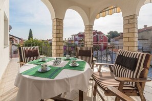 Outdoor dining - Elegant 2-bedroom apartment with balcony in Rovinj (Rovinj)