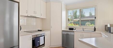 Een koelkast, een magnetron, een oven, een kookplaat