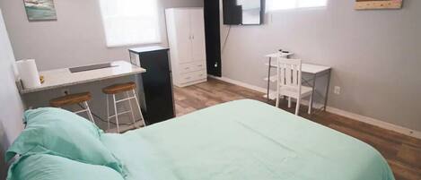 1 soveværelse, pengeskab på værelset, skrivebord, strygejern/strygebræt