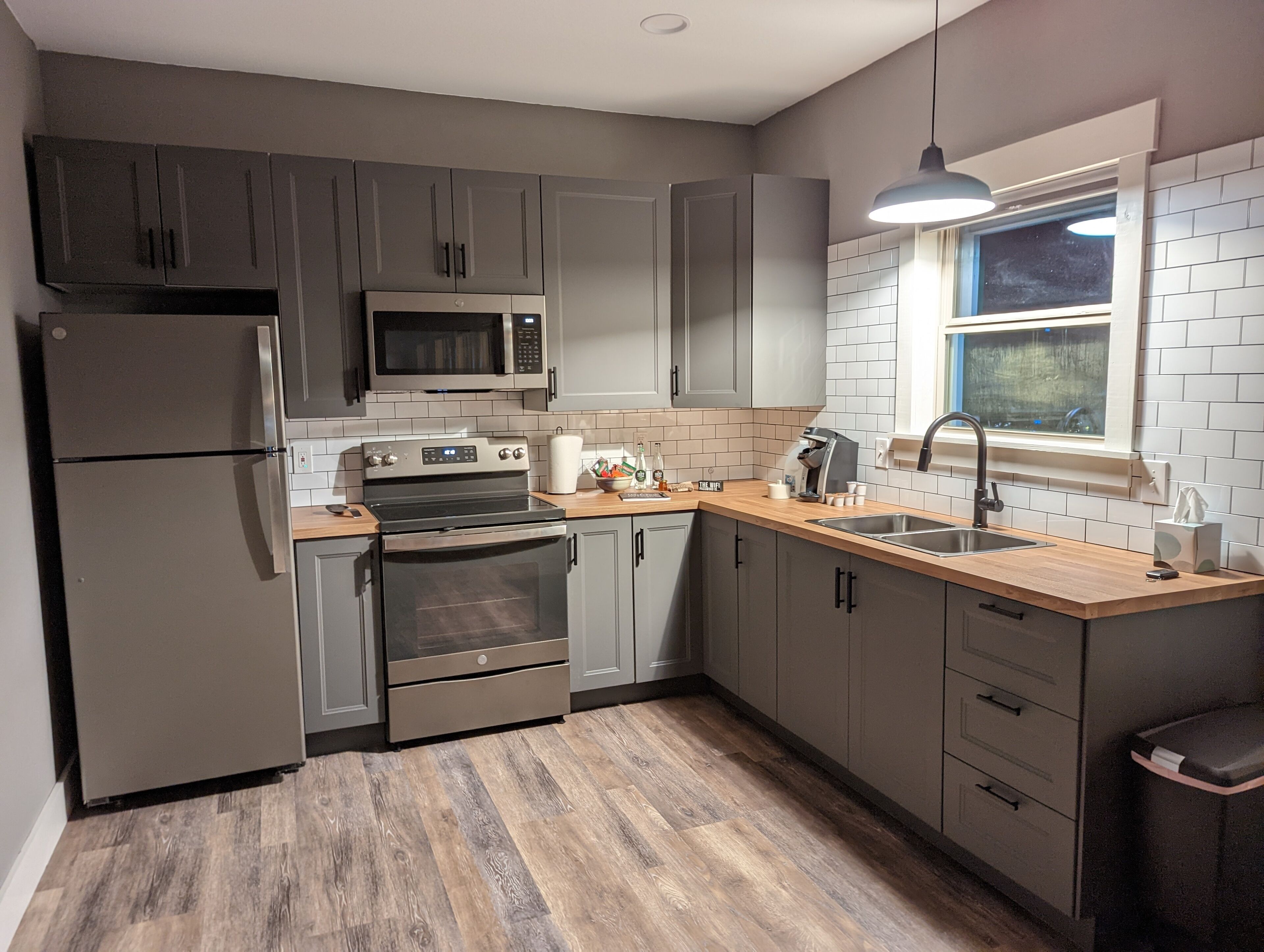 Refrigerador, microondas, horno y parrilla de estufa 