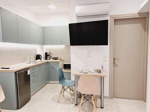 Fridge, microwave, oven, coffee/tea maker - Cozy Apartment (Iraklio)