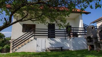 House (Andy's Holiday Home with HotTub & Sau) | Exterior