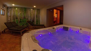 Nhà (Andy's Holiday Home with HotTub & Sau) | Bồn tắm spa trong nhà