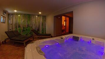 Casa (Andy's Holiday Home with HotTub & Sau) | Tina de hidromasaje interior