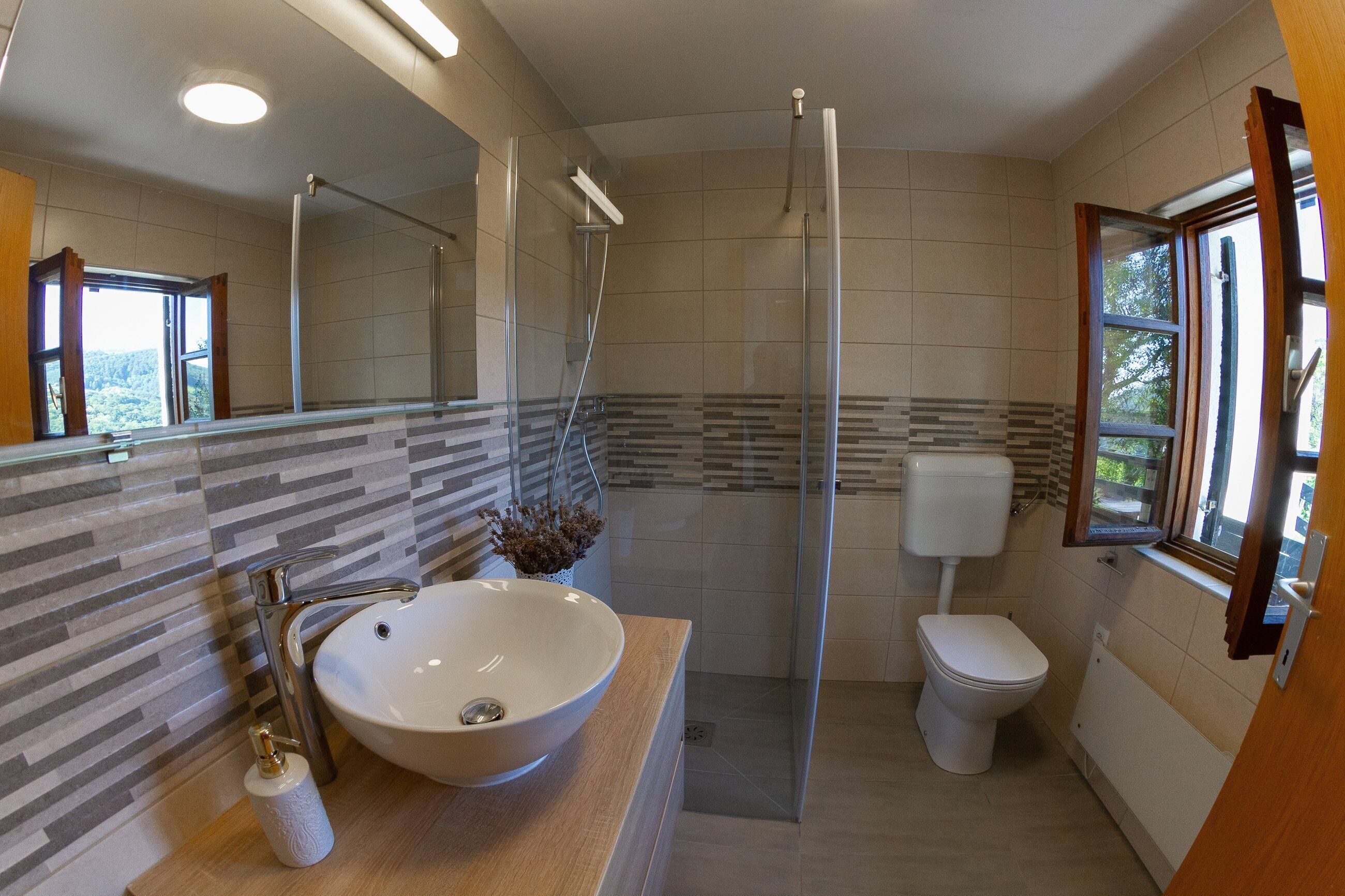 House (Andy's Holiday Home with HotTub & Sau) | Bathroom | Shower, towels