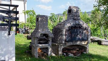 House (Andy's Holiday Home with HotTub & Sau) | BBQ/picnic Area