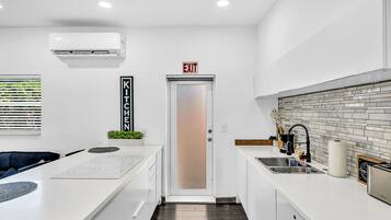 Réfrigérateur, micro-ondes, four, plaque de cuisson