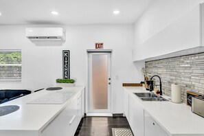 Geladeira, micro-ondas, fogão, cooktop