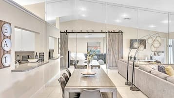 3 habitaciones, tabla de planchar con plancha y cuna de viaje