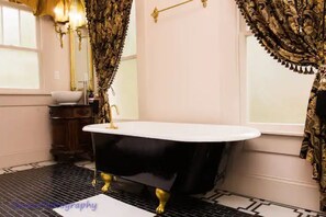 Combined shower/tub, hair dryer, towels, soap - The Mash Manor (Thomasville)