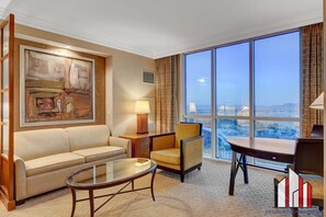 Flat-screen TV, offices - MGM Signature-09-716 Jacuzzi Studio (Las Vegas)