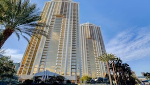 Exterior - Strip View Studio | Jacuzzi, Pool & Kitchenette (Las Vegas)