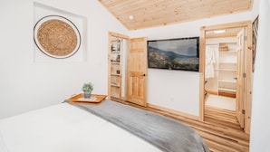 2 bedrooms, iron/ironing board, WiFi (free), bed sheets