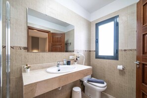 Ensemble douche/baignoire, serviettes fournies