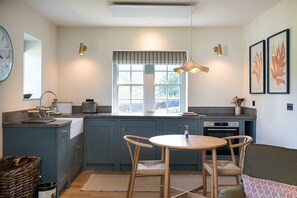 Jääkaappi, mikroaaltouuni, uuni, astianpesukone