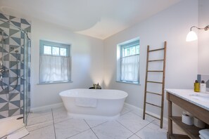 浴槽、ヘアドライヤー、タオル