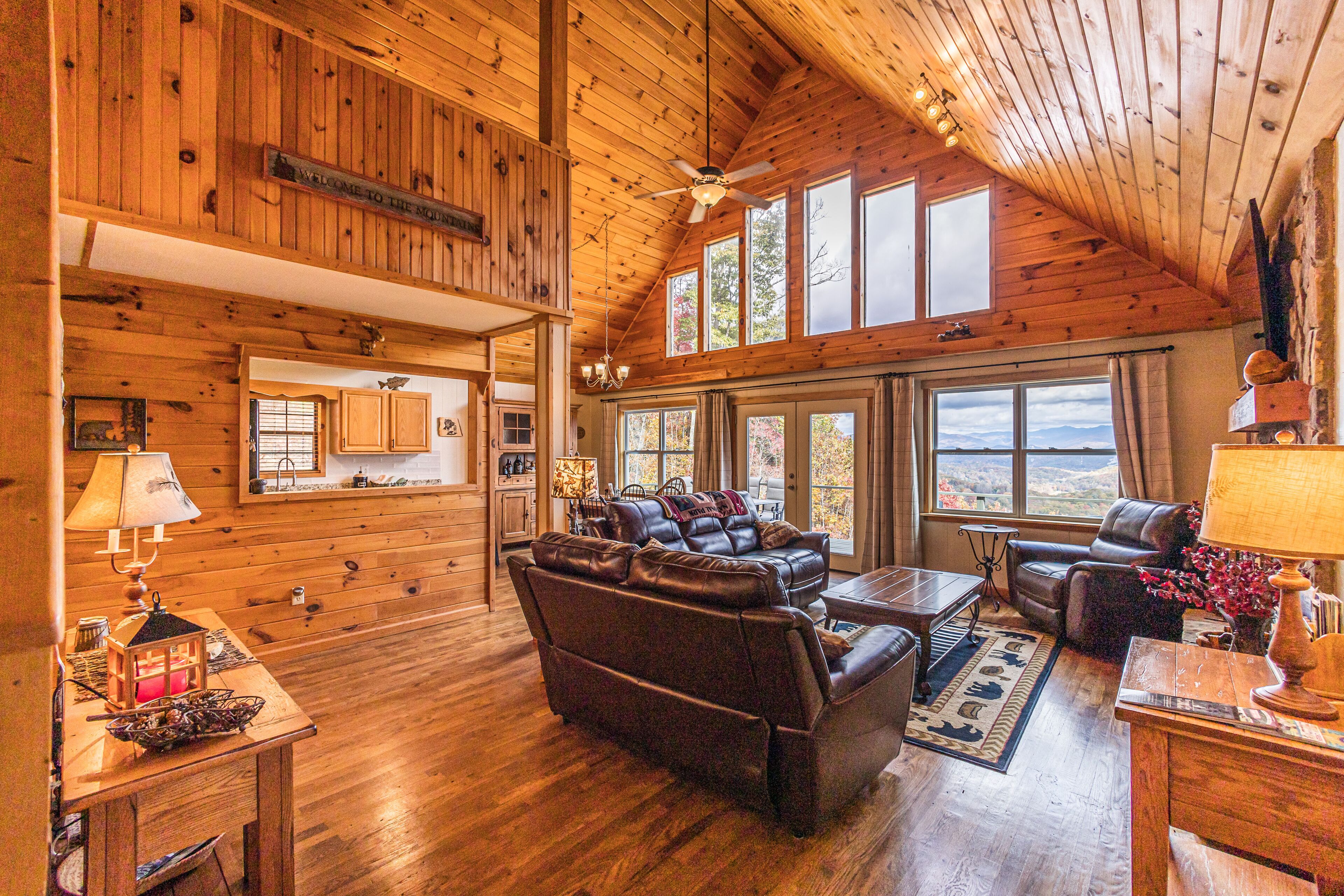 Una Smart TV, una chimenea, videojuegos, un reproductor de DVD