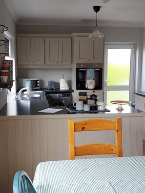 Oven, stovetop, coffee/tea maker, cookware/dishes/utensils - Aoibhneas, Carraroe (Carraroe)