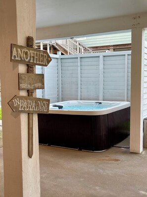 Indoor spa tub - 4B/3B Waterfront home with large patio, private hot tub, and fishing lights (Galveston)