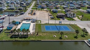 Sport court - 4B/3B Waterfront home with large patio, private hot tub, and fishing lights (Galveston)