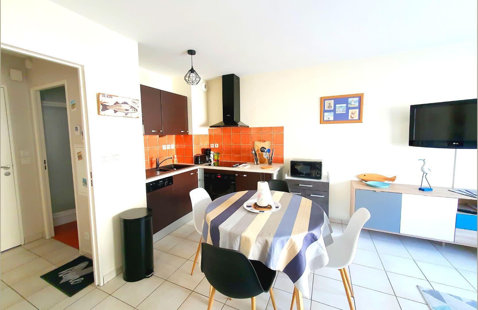 Geladeira, micro-ondas, fogão, lava-louças