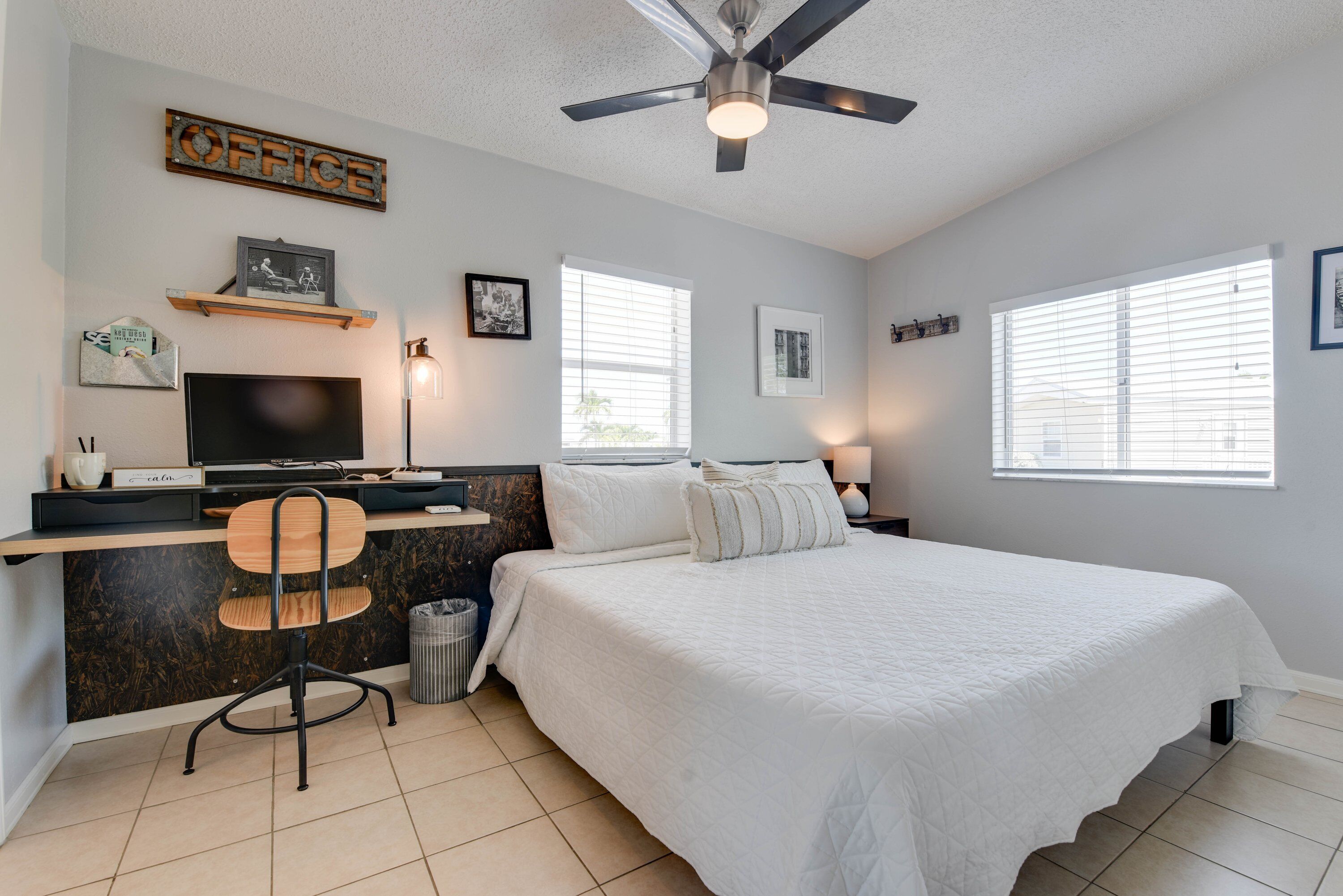 2 室のベッドルーム、デスク、WiFi (無料)、ベッドシーツ