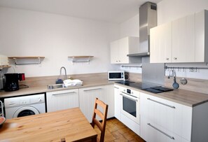 Fridge, microwave, oven, dishwasher - Apartment with terrace near sea and Major (Marseille)