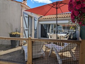 Outdoor dining - Spacious nest with terrace near the beach (Talmont-Saint-Hilaire)