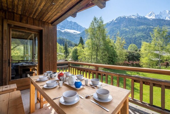 Outdoor dining - Chalet de l'aiguille with view on Mont Blanc (Chamonix-Mont-Blanc)