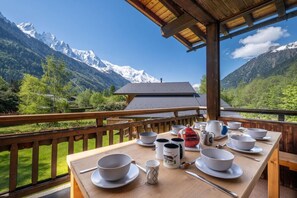 Outdoor dining - Family Chalet with amazing view on Mont Blanc (Chamonix-Mont-Blanc)
