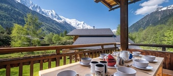Chalet de l'aiguille with view on Mont Blanc
