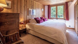 6 bedrooms, iron/ironing board, WiFi, bed sheets
