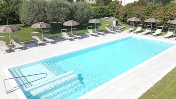 Una piscina al aire libre de temporada