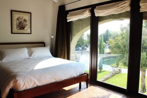 Ropa de cama de alta calidad y tabla de planchar con plancha