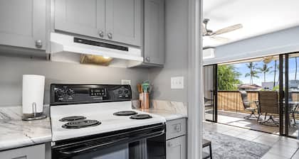 Kona Plaza#202 2ND FLOOR OCEAN VIEW IN HEART OF KONA TOWN! AC & Elevators!