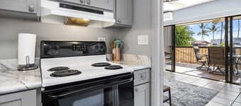 Kona Plaza#202 2ND FLOOR OCEAN VIEW IN HEART OF KONA TOWN! AC & Elevators!