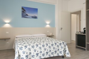 Deluxe driepersoonskamer, 1 slaapkamer | Gratis wifi, beddengoed