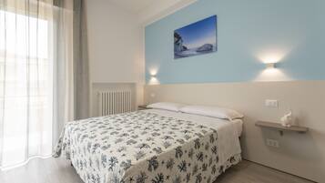 Deluxe-Dreibettzimmer, 1 Schlafzimmer | 1 Schlafzimmer, kostenloses WLAN, Bettwäsche