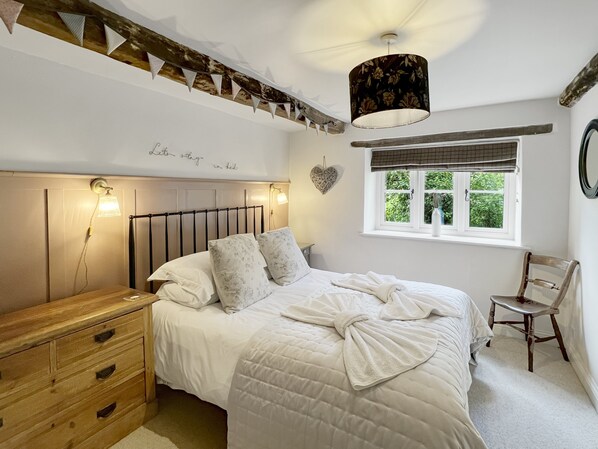 2 bedrooms, iron/ironing board, Internet, bed sheets