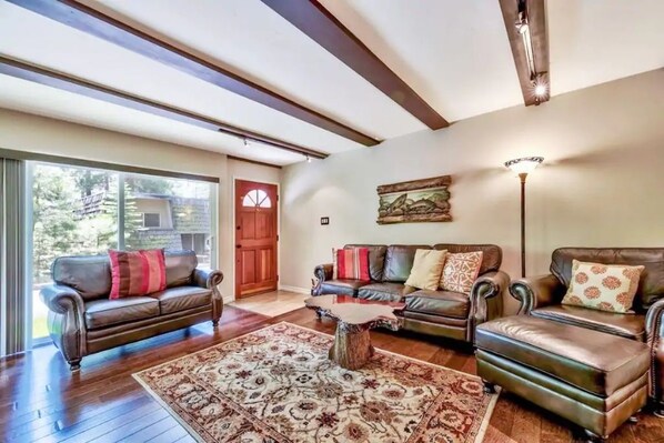 Téléviseur connecté, foyer, lecteur de DVD