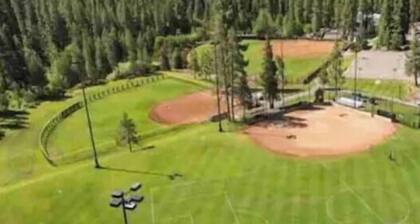 Luxury Family Condo Conveniently Central to skiing in Lake Tahoe