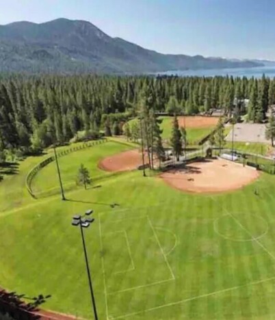 Luxury Family Condo Conveniently Central to skiing in Lake Tahoe