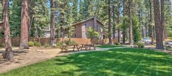 Luxury Family Condo Conveniently Central to skiing in Lake Tahoe